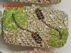 Macro de strass en cristal vert fruit et blanc sur une pochette de soirée en métal