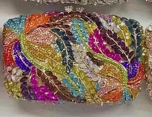 Détail macro du motif floral en cristal multicolore sur la pochette rigide rectangulaire