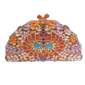 Pochette paon luxueuse ornée de strass colorés avec un design élégant en éventail