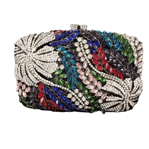 Pochette de soirée florale avec cristaux colorés et cadre métallique évidé