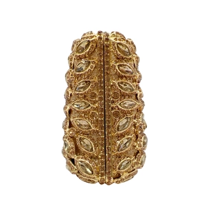 Dettaglio della lussuosa pochette dorata con strass floreali e cristalli scintillanti