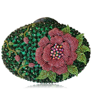 Pochette de soirée ovale ornée de fleurs en strass roses et détails de feuilles vertes