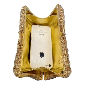 Vista interna della borsa da sera dorata con strass che mostra la capacità dello smartphone