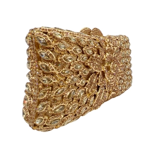Dettaglio di pochette floreale oro champagne con strass a marquise e cristalli tondi