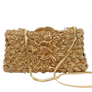 Dettaglio della borsa da sera dorata con strass scintillanti e motivi floreali eleganti