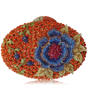 Détail de la pochette de soirée en strass fleuris avec roses bleues et feuilles dorées