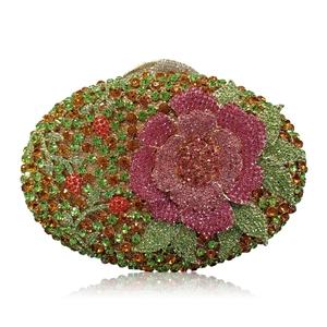 Détail macro de la pochette de soirée avec motifs de fleurs et de cristaux multicolores