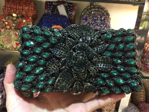 Dettaglio borsa da sera con fiori di pietre verdi e strass brillanti per cerimonie