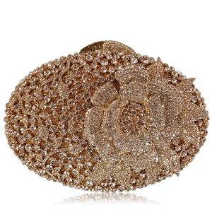 Détail du motif de fleur de rose en cristal 3D sur cette pochette de soirée de luxe