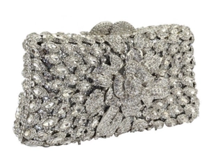 Dettaglio degli strass floreali argentati su una borsa da sera di lusso con cristalli