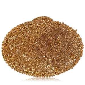 Vue détaillée d'une pochette dorée ovale ornée de strass brillants haute densité