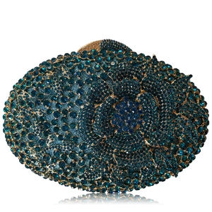 Détails de la pochette bleu sarcelle ornée de fleurs en diamant et d'un fermoir en métal