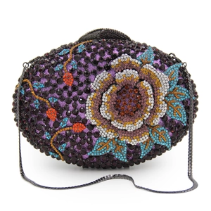 Détail de la pochette de luxe avec cristaux colorés et bandoulière chaîne noire
