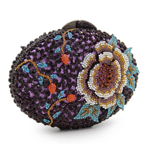 Détail d'une pochette de soirée florale avec strass colorés sur une base violette
