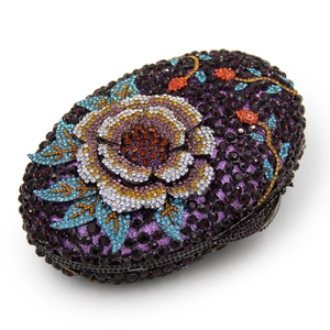 Vue détaillée de la pochette florale 3D sertie de strass colorés et métal poli