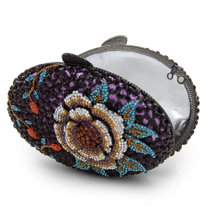 Détail macro du sac de soirée de luxe en forme d'œuf avec strass floraux en cristal multicolore