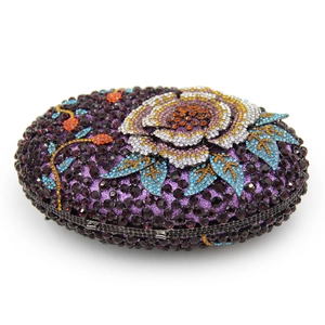 Détail d'une pochette de soirée luxueuse avec motif floral complexe en strass colorés