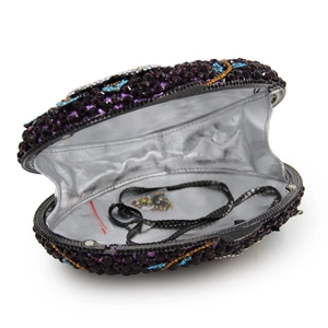 Vue intérieure d'un sac de soirée ovale en cristal avec doublure argentée et strass