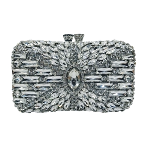 Elegante bolso de fiesta plateado con pedrería brillante y diseño floral de cristal