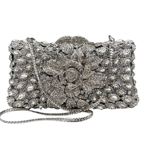 Elegante borsa da sera argento con strass floreali scintillanti e tracolla a catena in metallo
