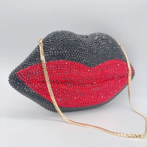 Sac de soirée en forme de lèvres avec cristaux rouges et noirs et chaîne dorée