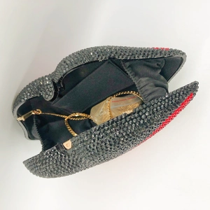 Détails intérieurs de la pochette de soirée en forme de lèvres avec doublure et chaîne dorée