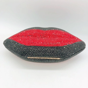 Gros plan détaillé de la pochette en forme de lèvres rouge et noir avec strass brillants