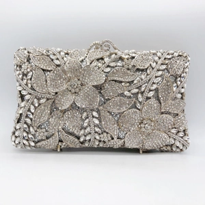 Borsa a mano floreale con strass argentati e chiusura in metallo elegante