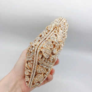 Dettaglio della pochette da sera floreale dorata con strass scintillanti per cerimonie