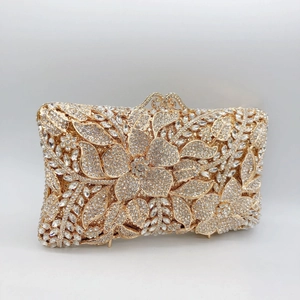 Dettaglio ravvicinato della borsa da sera champagne con fiori di strass luccicanti