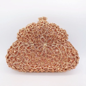 Détail d'une pochette de soirée or rose avec cristaux champagne et fermoir nœud