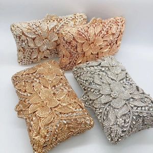 Dettaglio di eleganti borse da sera floreali con strass in diverse tonalità metallizzate