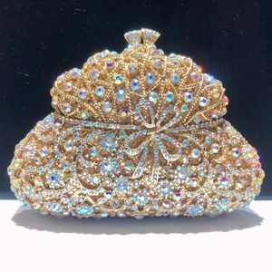 Détail de la pochette de soirée en strass avec un fermoir nœud doré étincelant