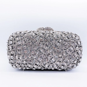 Pochette de soirée argentée avec strass scintillants pour mariages et soirées de gala