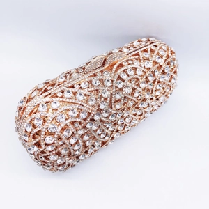 Pochette de soirée en or rose avec strass et motifs évidés en vagues pour tenues de gala