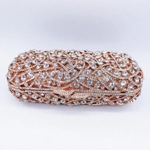 Détail de la pochette de soirée de luxe en strass avec cadre et fermoir en métal doré