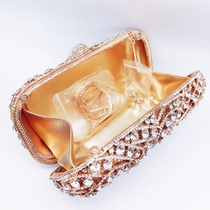 Détails de la pochette de soirée dorée avec strass, chaîne en métal et doublure intérieure