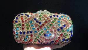 Gros plan de strass colorés sur une pochette de soirée dorée ajourée pour femme