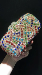 Détail des strass colorés et du treillis géométrique doré sur la pochette de soirée