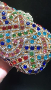 Macro des strass colorés et détails en métal évidé sur cette pochette de soirée de luxe
