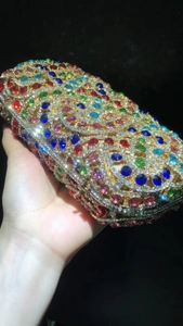 Gros plan détaillé d'une pochette de soirée luxueuse ornée de cristaux multicolores brillants