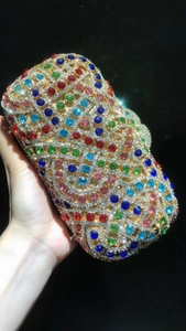 Détail de strass colorés sur pochette de soirée avec finition motif de vagues de luxe