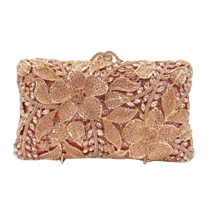 Elegante borsa da sera oro rosa con strass floreali scintillanti e chiusura a gemma