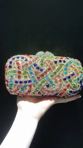 Détails de strass colorés sur une pochette de soirée dorée avec fermoir sécurisé
