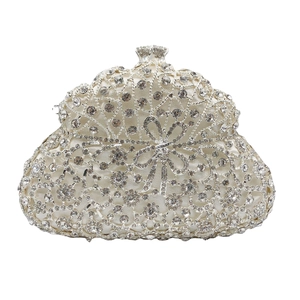 Pochette de soirée argentée élégante avec cristaux brillants et motif floral évidé