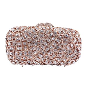 Pochette de soirée ajourée luxueuse avec strass argentés et fermoir en forme de cœur