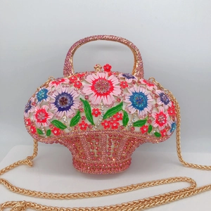 Détail de la pochette panier en émail floral avec strass roses et chaîne dorée