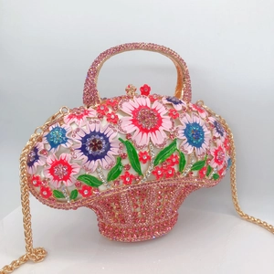 Détail de la pochette panier de luxe ornée de cristaux et de fleurs en émail