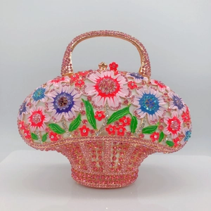Détails de la pochette panier de luxe avec fleurs en émail et strass roses scintillants