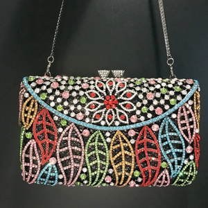 Elegante pochette rettangolare da sera con strass multicolore e motivi a foglie